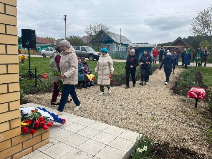 В деревне Карманково прошёл торжественный митинг, посвящённый Дню Победы