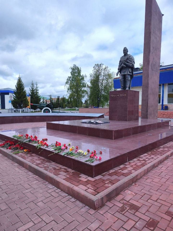 Менделеевские дошколята возложили цветы у памятника «Неизвестному солдату»