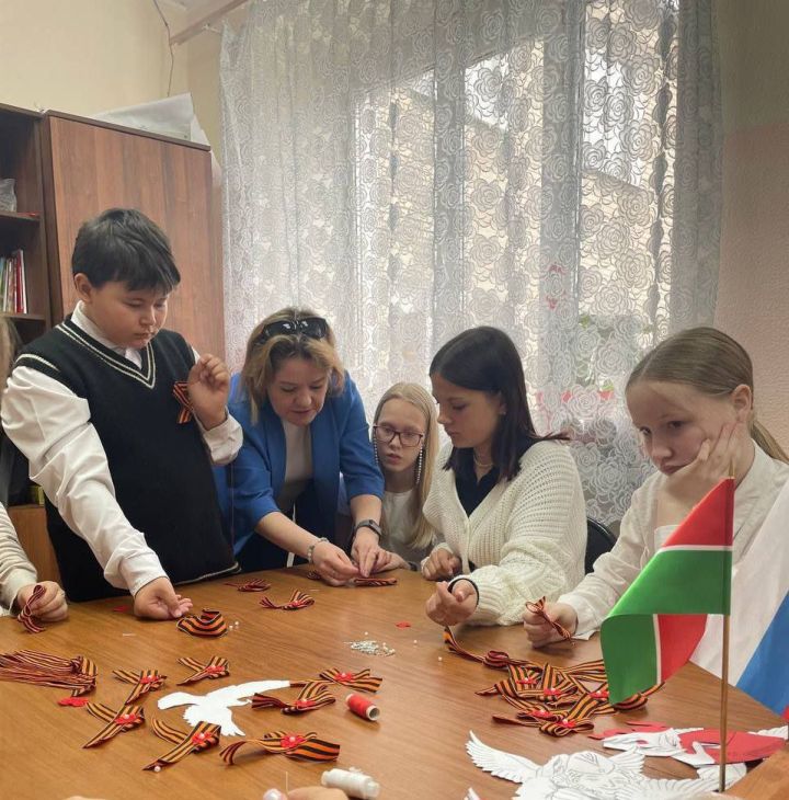 Активисты «Движения Первых» провели мастер-класс по изготовлению георгиевских лент