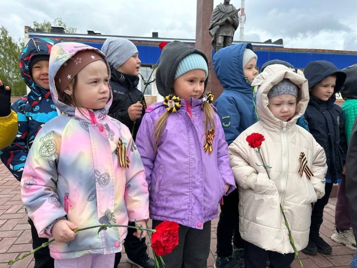Менделеевские дошколята возложили цветы у памятника «Неизвестному солдату»