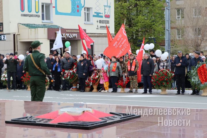 Праздник со слезами на глазах и снегом: в Менделеевске отметили День Победы