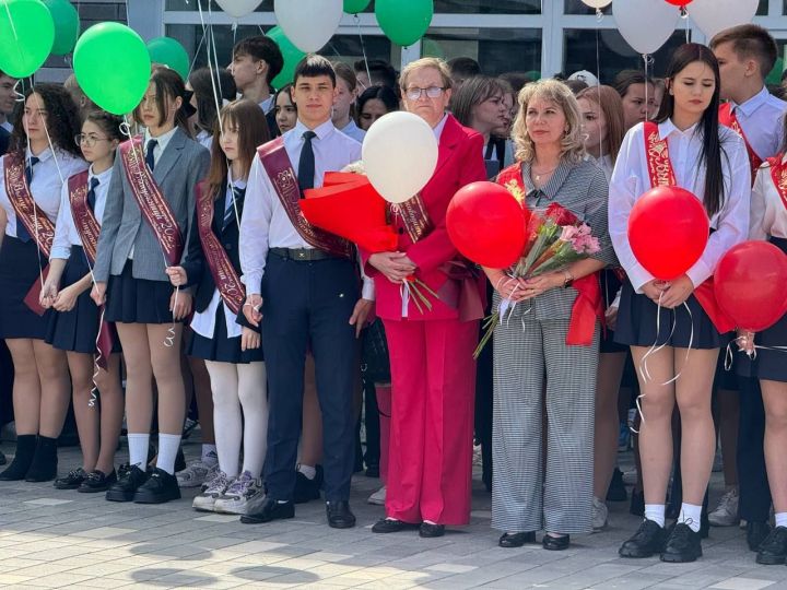 Одиннадцать выпускников Менделеевска набрали высокие баллы на ЕГЭ по русскому языку