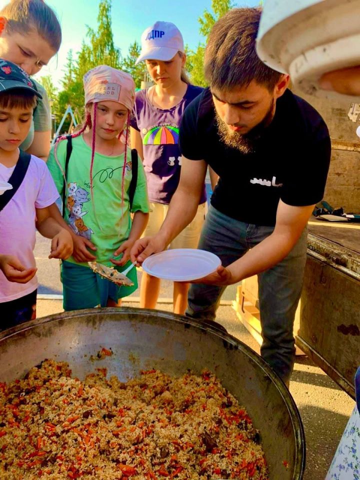 В Менделеевске в Курбан-байрам угощали желающих пловом