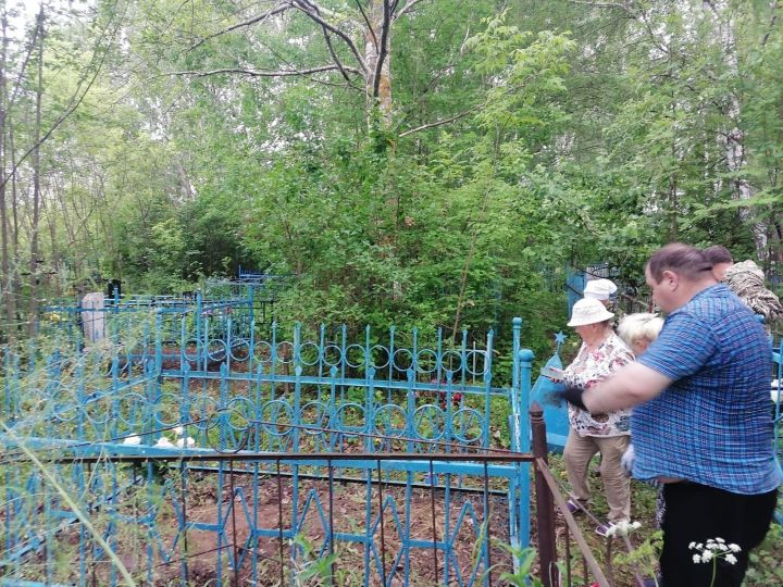 В Менделеевске привели в порядок могилу матери Героя Советского Союза