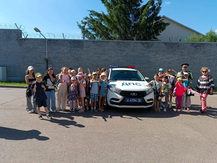 За первый месяц лета юные менделеевцы совершили семь экскурсии по территории отдела полиции