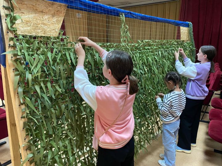 В Мунайкинском СДК продолжают плести маскировочные сети для СВОих