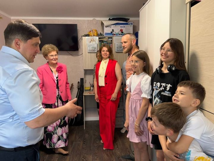 Глава района и депутат Госдумы РФ навестили семью воспитывающую 7 детей