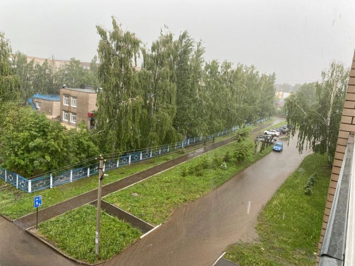 В Менделеевске прошел мощный ливень с градом