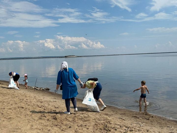 На пляже «Тихие горы» прошел субботник