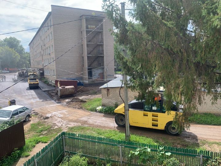 В Менделеевске продолжают благоустраивать дворы
