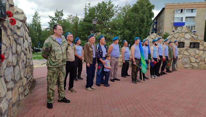 В Менделеевске отметили День Воздушно-десантных войск России