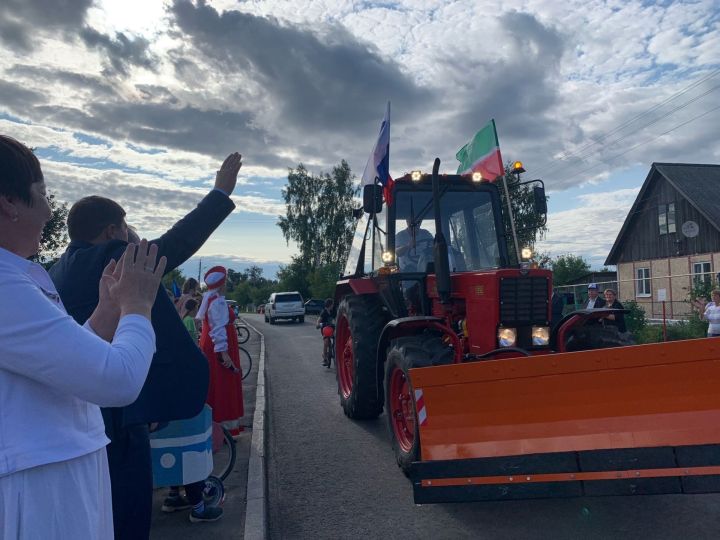 Менделеевскида җирлек башлыкларына яңа тракторлардан ачкычлар тапшырылды