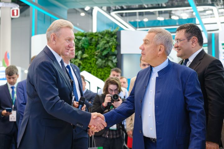 Стенд ПАО «Транснефть» на выставке «TatOilExpo-2024» осмотрел Рустам Минниханов