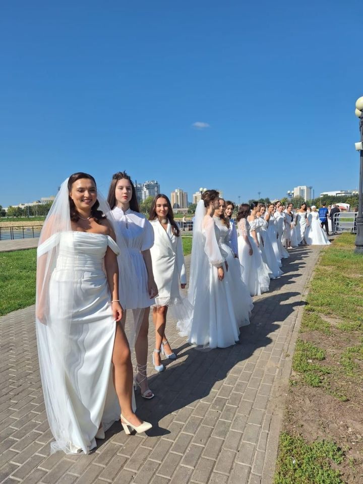 Супруги Ахмедовы из Менделеевска стали одной из 45 пар, принявших участие в массовой регистрации брака у  Центра семьи «Казан»