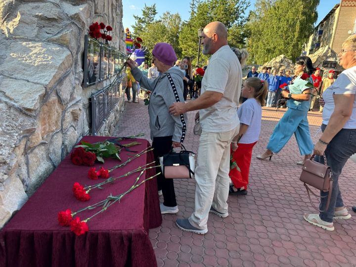 В Менделеевске на мемориальном комплексе открыли доски в память о погибших на СВО