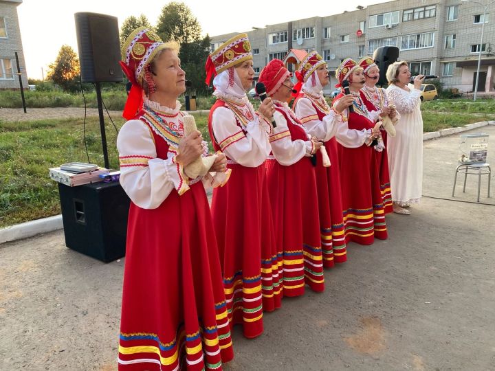 В Ижевском сельском поселении в поддержку мобилизованных земляков прошел благотворительный концерт «Своих не бросаем!»