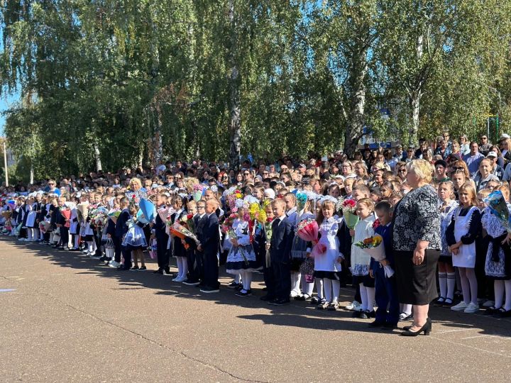 В первой школе первый школьный звонок прозвенел для 94 первоклассников