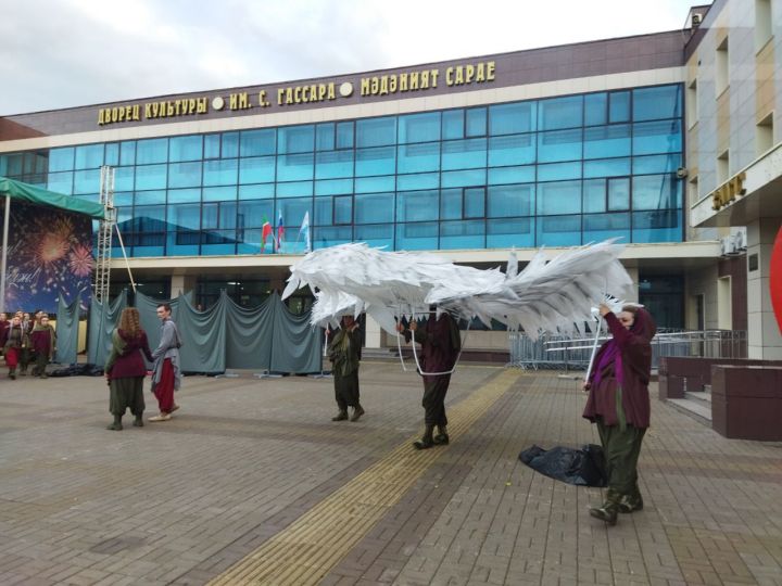 В Менделеевске состоялась премьера уличного спектакля «Про крылья»