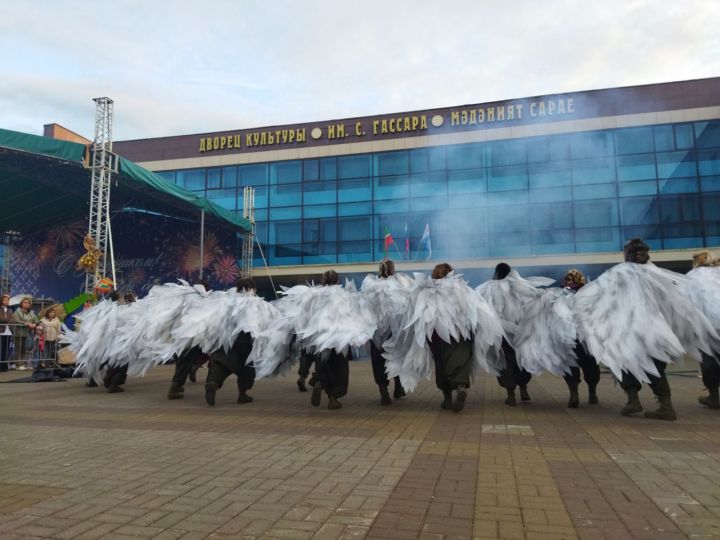 В Менделеевске состоялась премьера уличного спектакля «Про крылья»