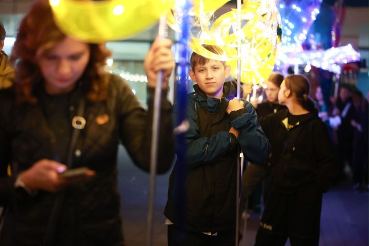 Карнавальное световое шествие стало ярким событием «Пастернаковских чтений» в Менделеевске