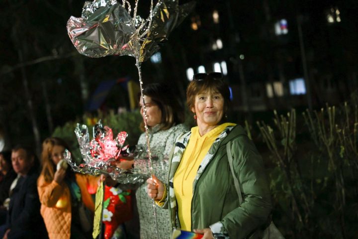 В свете «Пастернаковских чтений»: в Менделеевске прошло световое шествие и открылась «Аллея света», созданная горожанами