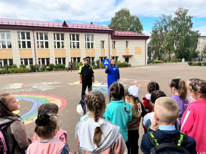 Полицейские Госавтоинспекции Менделеевска провели беседы с первоклассниками