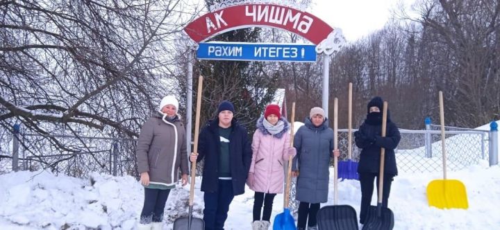 Подготовка к Крещению: очистка снега возле родника «Ак Чишмэ» в деревне Брюшли