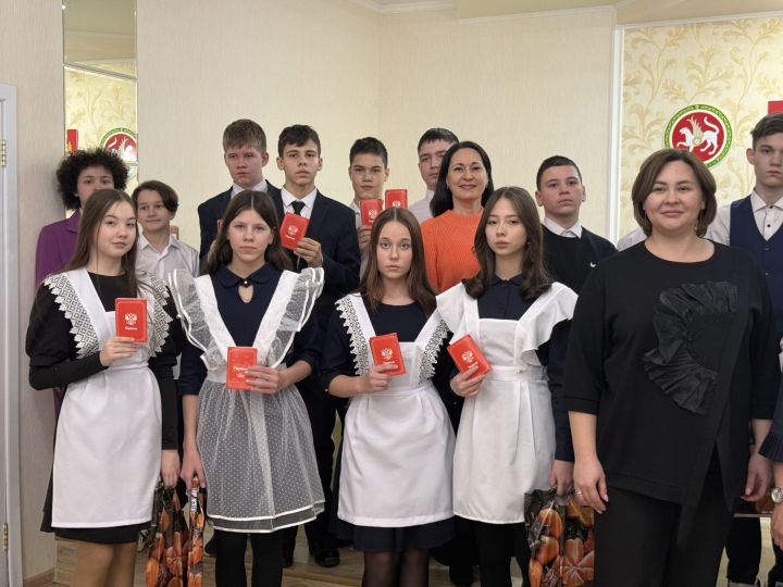 Девятнадцать школьников из Менделеевска получили свои первые паспорта в торжественной обстановке
