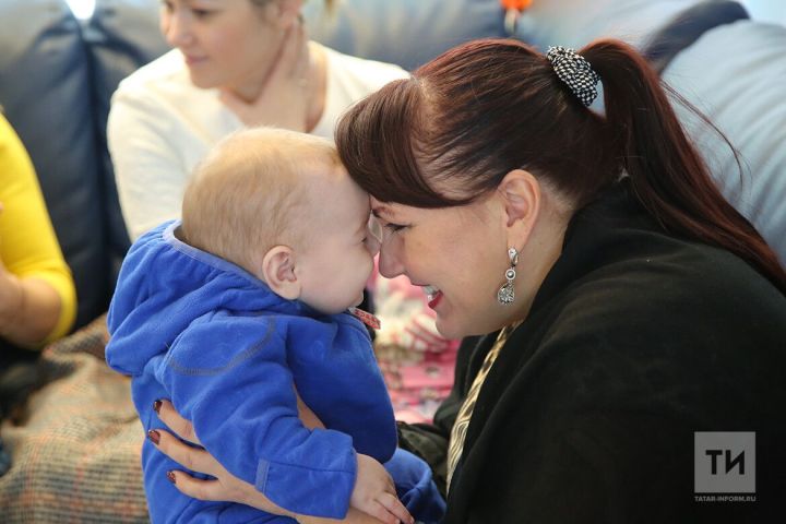 Молодых родителей в Татарстане обеспечат бесплатной социальной няней