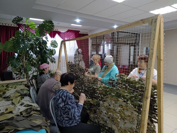 Село Татарские Челны поддерживает фронт: активисты создают маскировочные сети