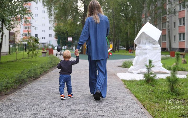 Повышение выплат опекунам в Татарстане: вознаграждение увеличится до 8 641 рубля за ребенка