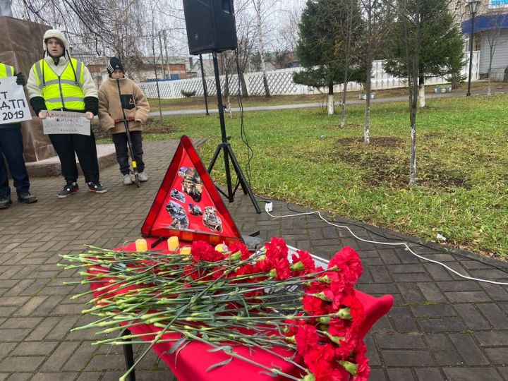 В Менделеевске почтили память жертв ДТП
