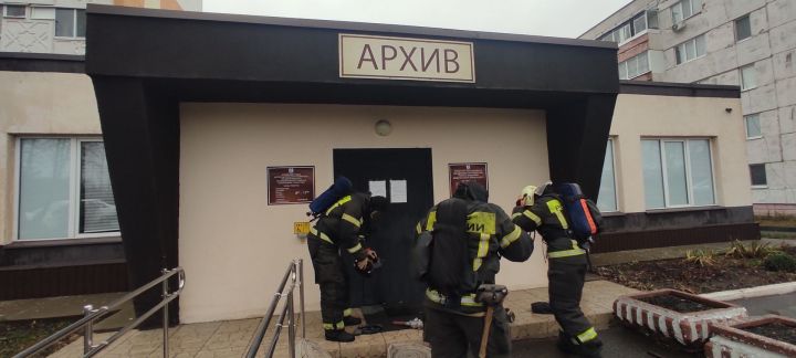 Пожарные учения в архиве Менделеевска: МЧС отработало эвакуацию и научило сотрудников пользоваться огнетушителями