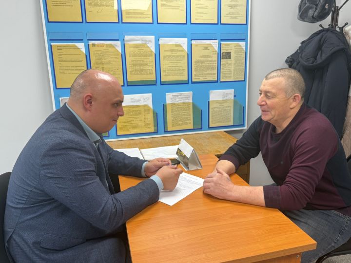 В Менделеевске провели личный приём граждан по вопросам регистрации тракторов и замены удостоверений