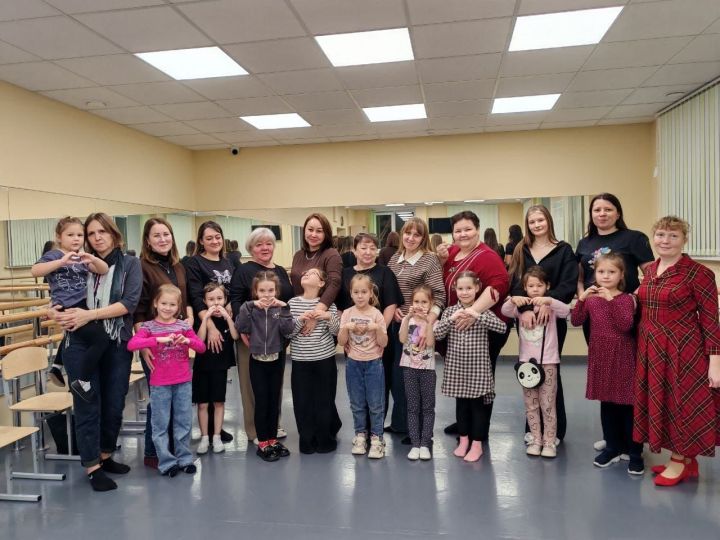«Моя милая мама…»: праздник к Дню матери прошёл в ТЮЗ «Этюд» Менделеевска