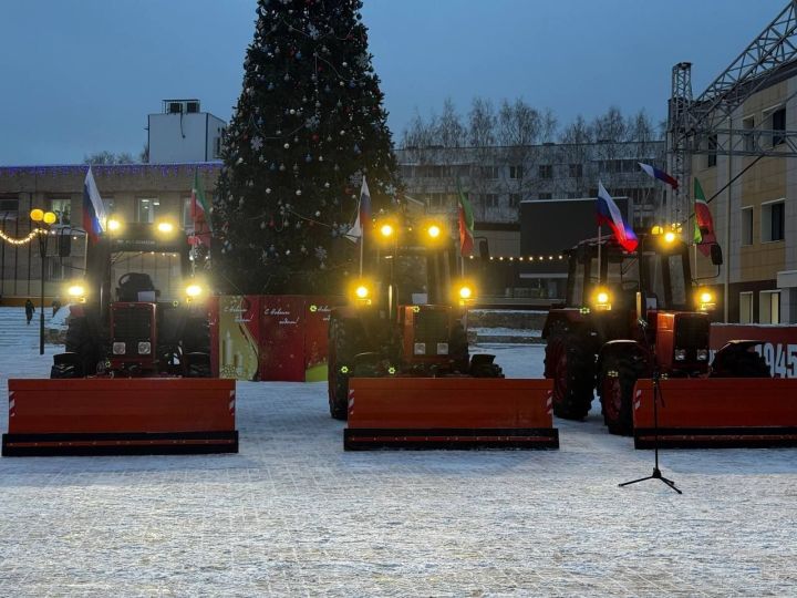 Сельские поселения Менделеевского района получили новую спецтехнику