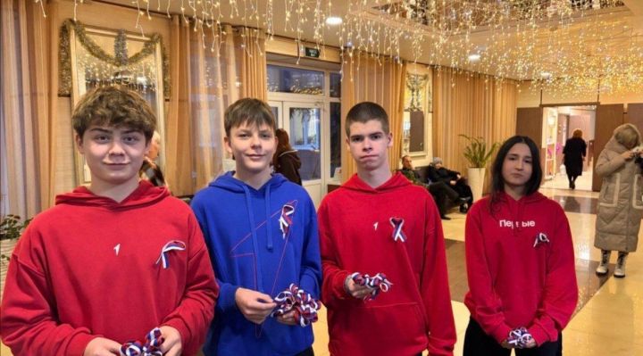 «Первые» Менделеевска провели патриотическую акцию «Российский триколор»