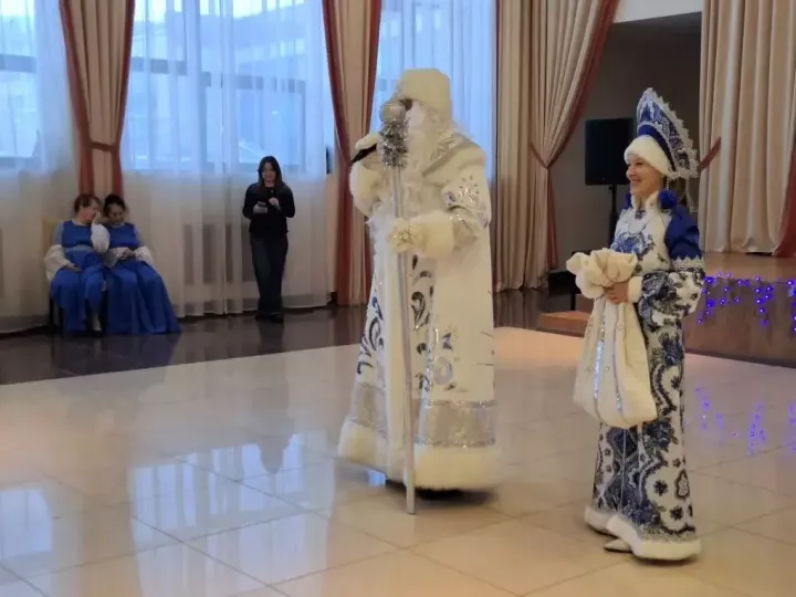 Для людей старшего поколения Менделеевска провели «Новогодний серпантин»