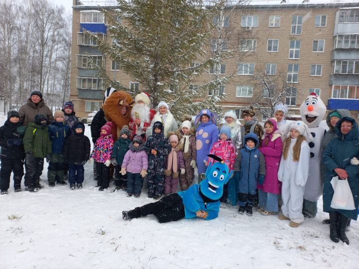 Волшебство во дворе: на улице Профсоюзная в Менделеевске устроили сказочный утренник для детей