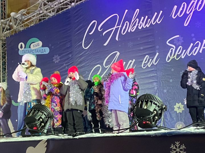 В Менделеевске проходит новогодний концерт