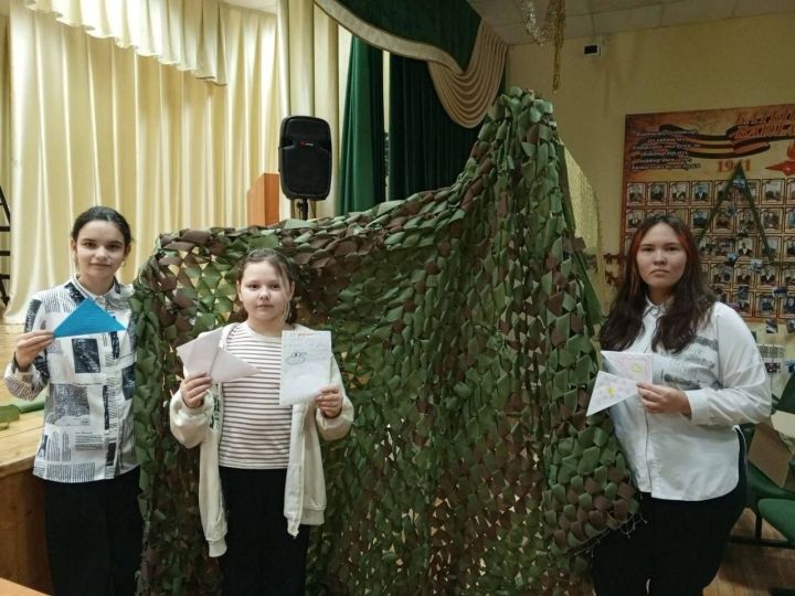 Активисты Камаевской школы готовят подарки для бойцов СВО
