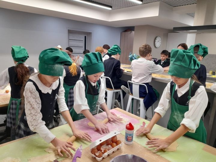 Ученики Химико-технологического лицея № 3 Менделеевска готовили лапшу для участников СВО