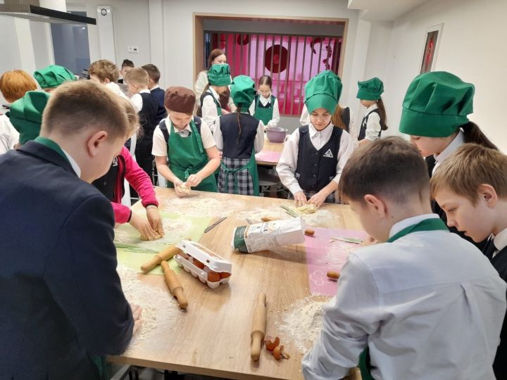 Ученики Химико-технологического лицея № 3 Менделеевска готовили лапшу для участников СВО