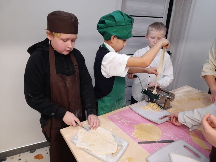 Ученики Химико-технологического лицея № 3 Менделеевска готовили лапшу для участников СВО