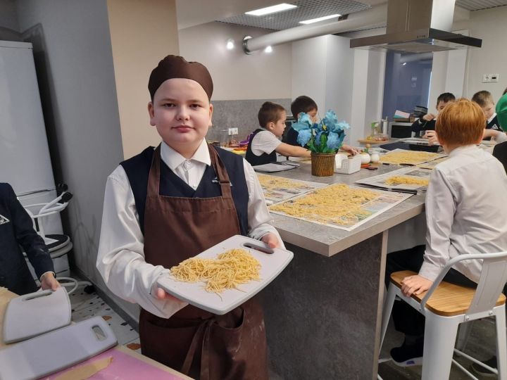 Ученики Химико-технологического лицея № 3 Менделеевска готовили лапшу для участников СВО