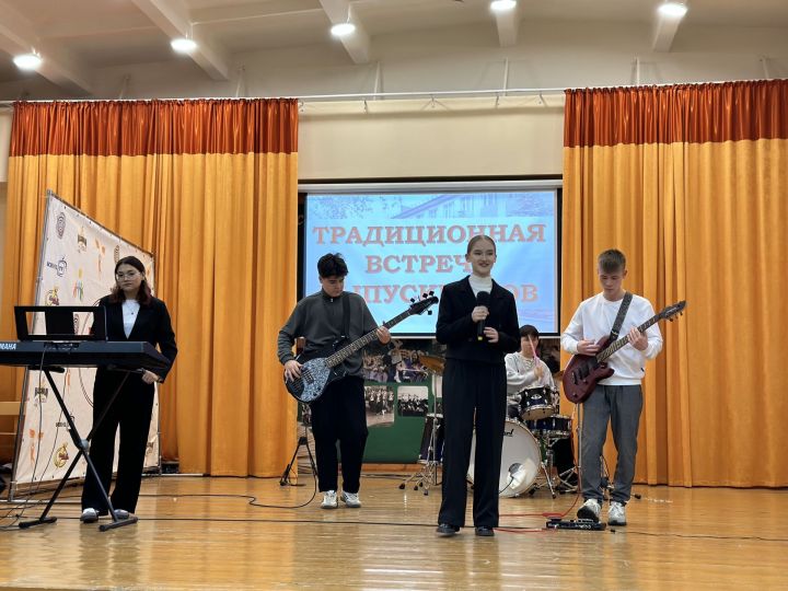 Первая школа это большая дружная семья