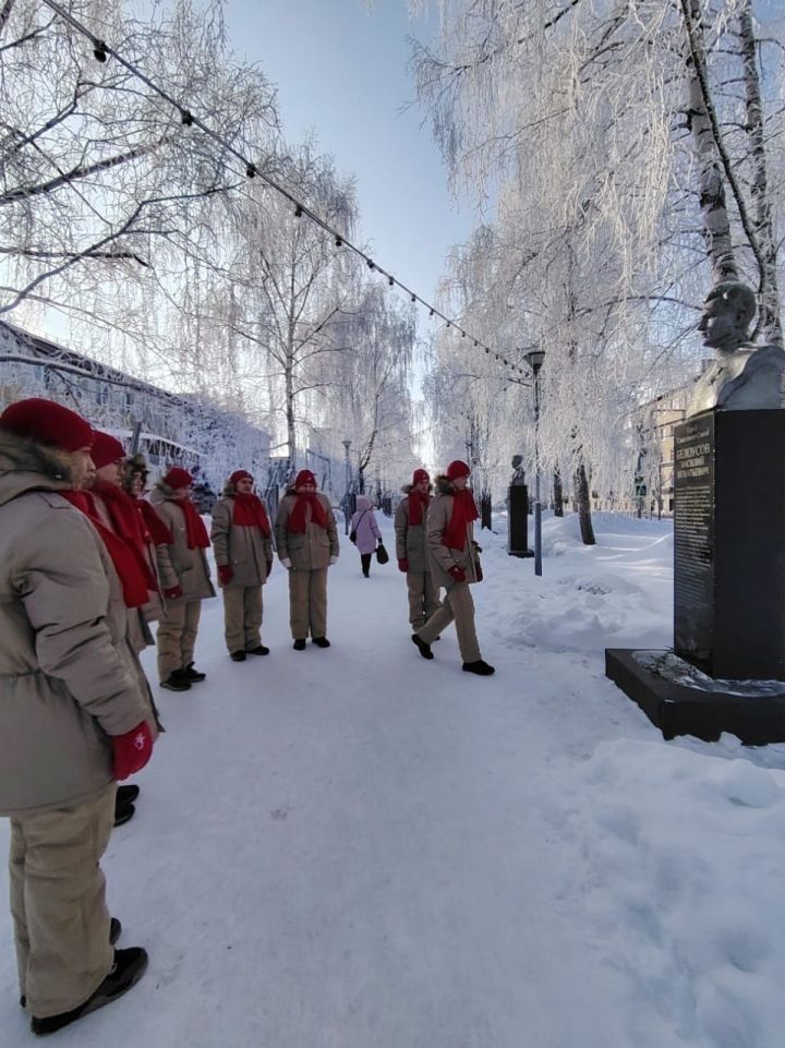 Учащиеся школ города и юнармейцы почтили память Героев