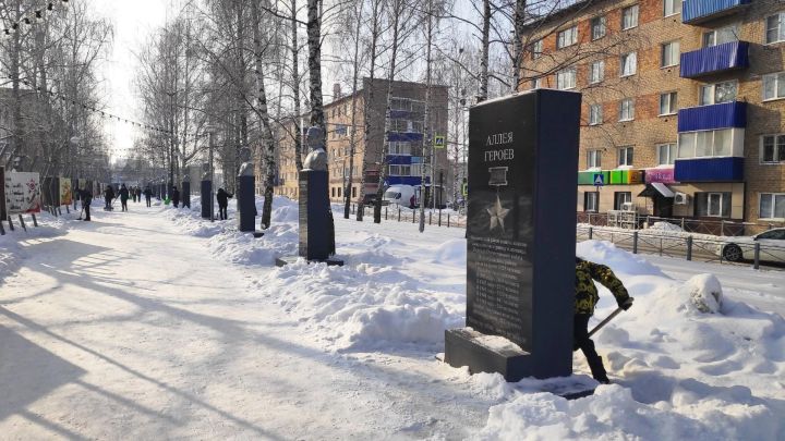Акция «Дорога к обелиску»: школьники Менделеевска ухаживают за Аллеей Героев