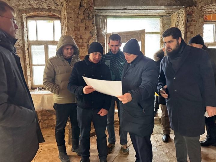 Глава Менделеевского района проверил ход строительно-ремонтных работ