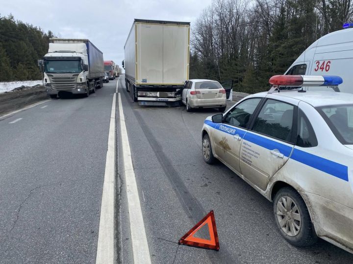 ДТП на трассе в Менделеевском районе: водитель Audi въехал в стоящую фуру